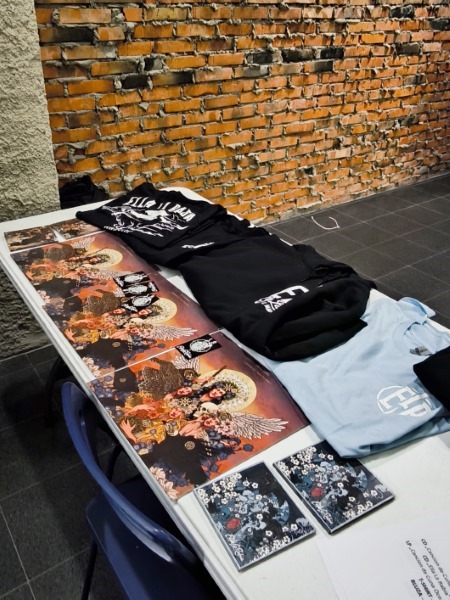 Stolik z merchandisingiem